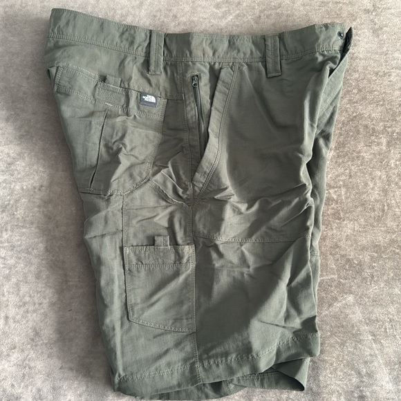 The North Face cargo shorts. Color army green. Size 36 - Picture 3 of 8
